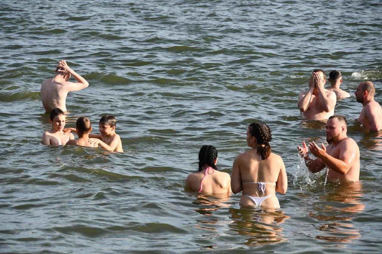 Фото Девушки в бикини и пальмы в Сибири: сотни новосибирцев ринулись на пляжи в аномальную жару. Горячий репортаж 3